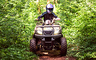 Bulwersująca sprawa w gminie Srokowo. „Trzynastolatek jeździł quadem, a jego pasażerem był trzylatek” Bulwersująca sprawa w gminie Srokowo. „Trzynastolatek jeździł quadem, a jego pasażerem był trzylatek”